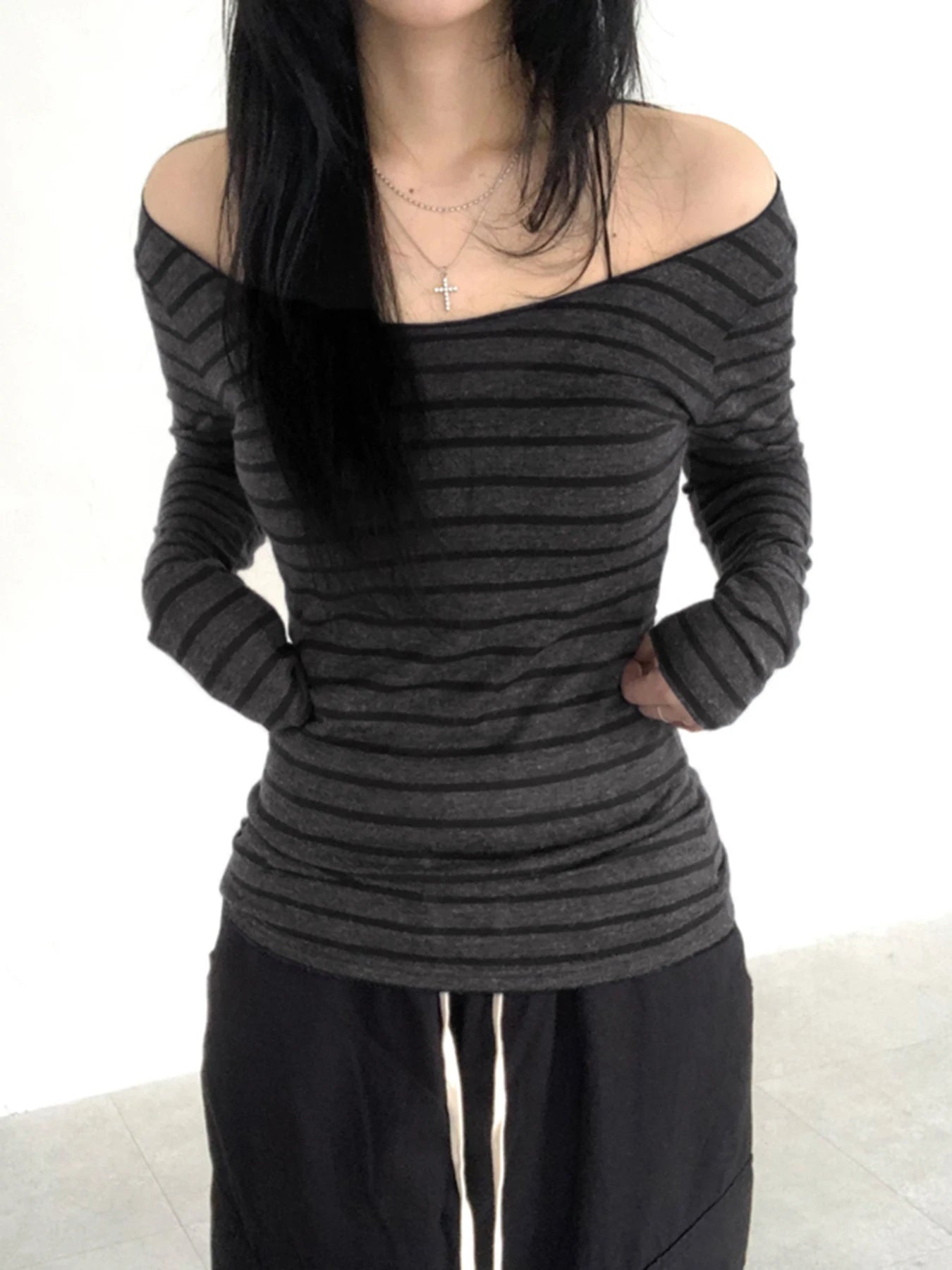 Slim Fit Off-Shoulder Striped T-Shirt til Kvinder – Grå Langærmet Tee i Koreansk Stil 1