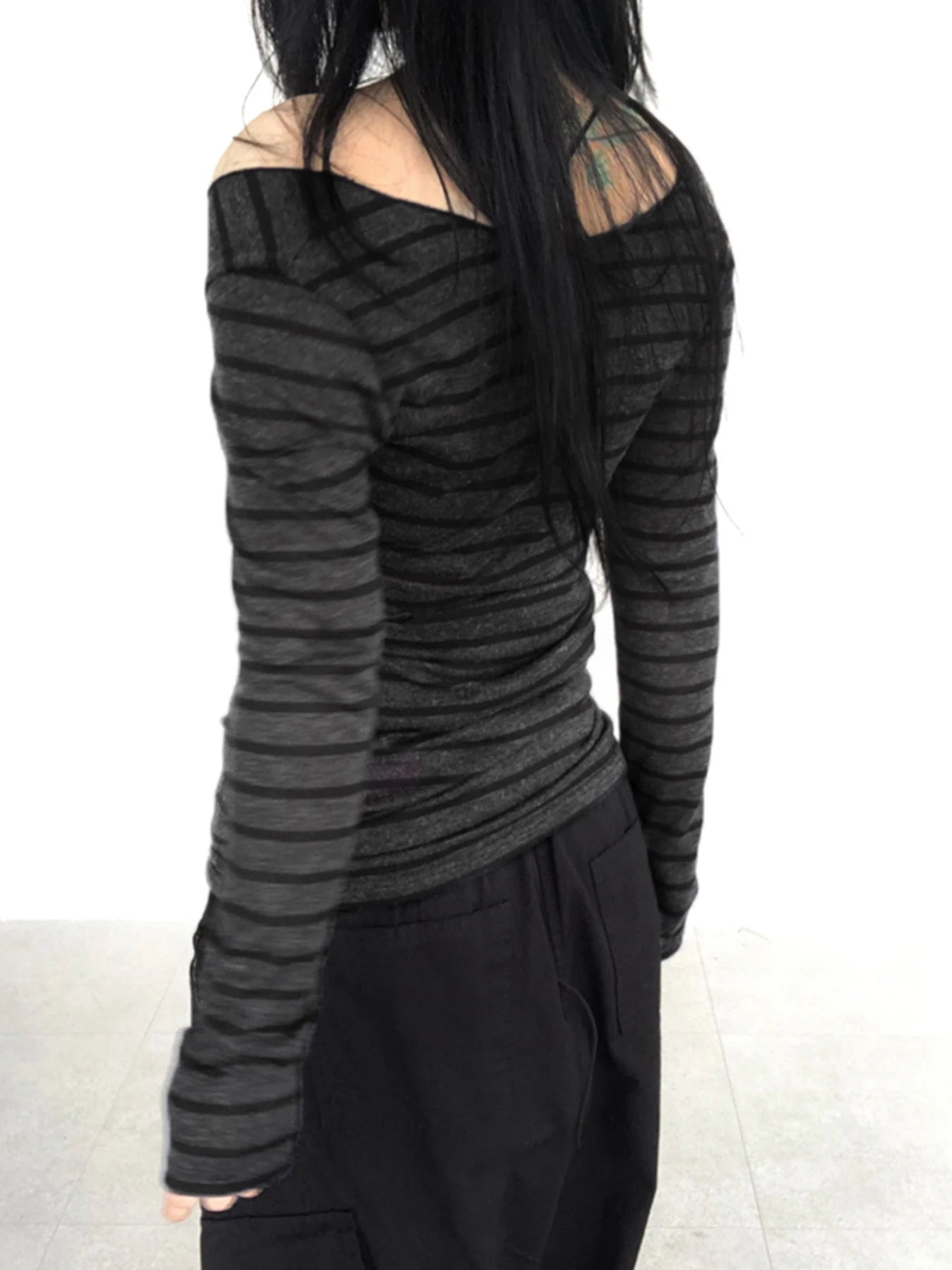 Slim Fit Off-Shoulder Striped T-Shirt til Kvinder – Grå Langærmet Tee i Koreansk Stil 2