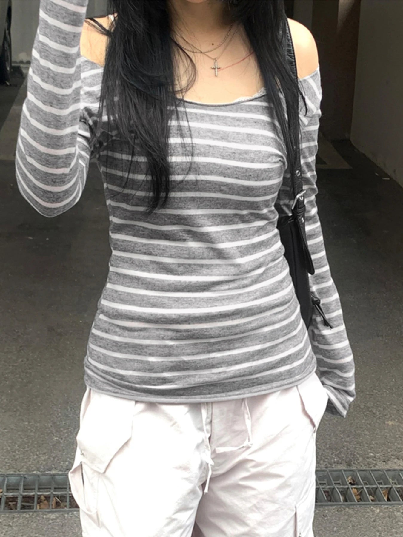 Slim Fit Off-Shoulder Striped T-Shirt til Kvinder – Grå Langærmet Tee i Koreansk Stil 3