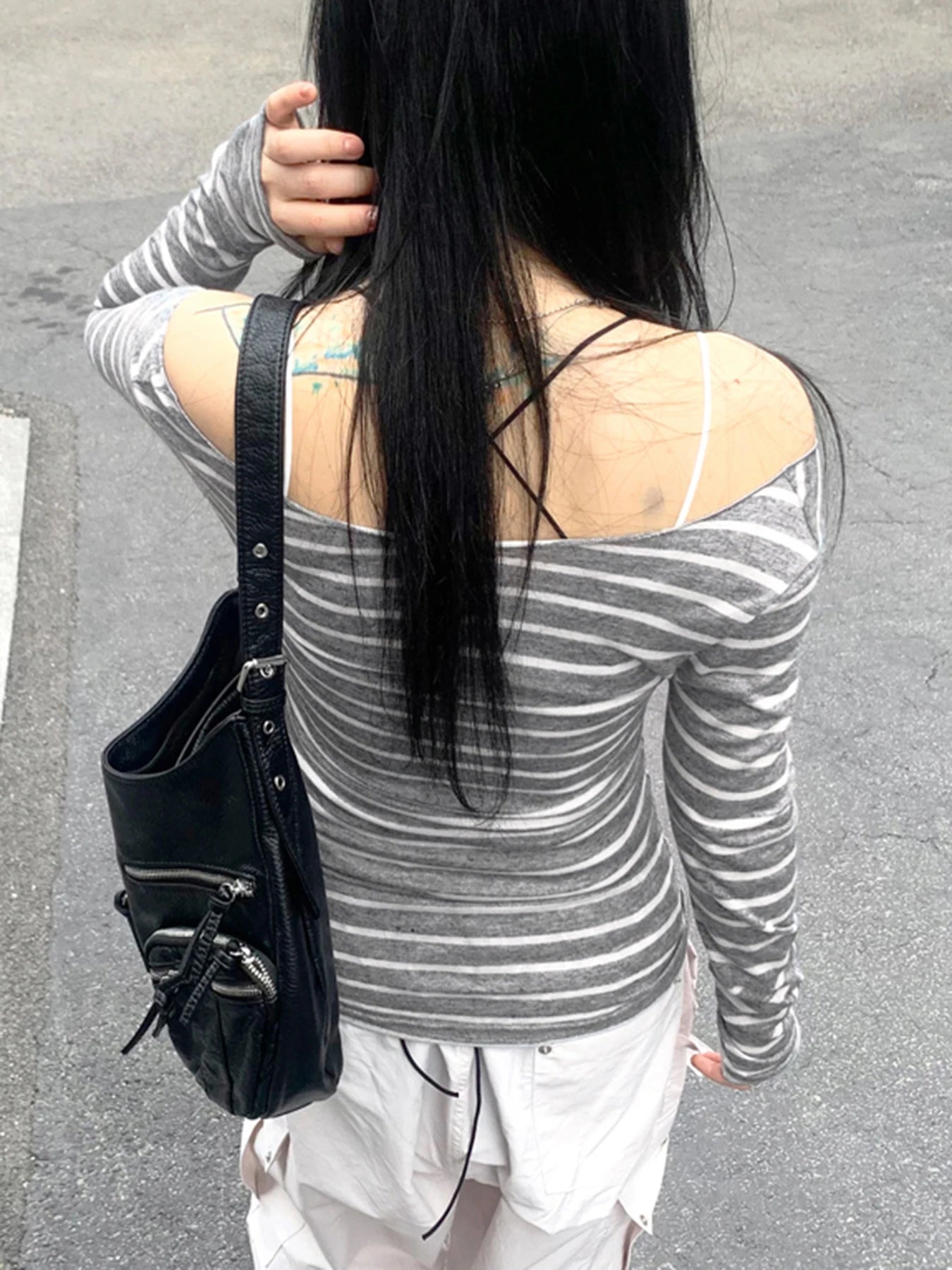 Slim Fit Off-Shoulder Striped T-Shirt til Kvinder – Grå Langærmet Tee i Koreansk Stil 4